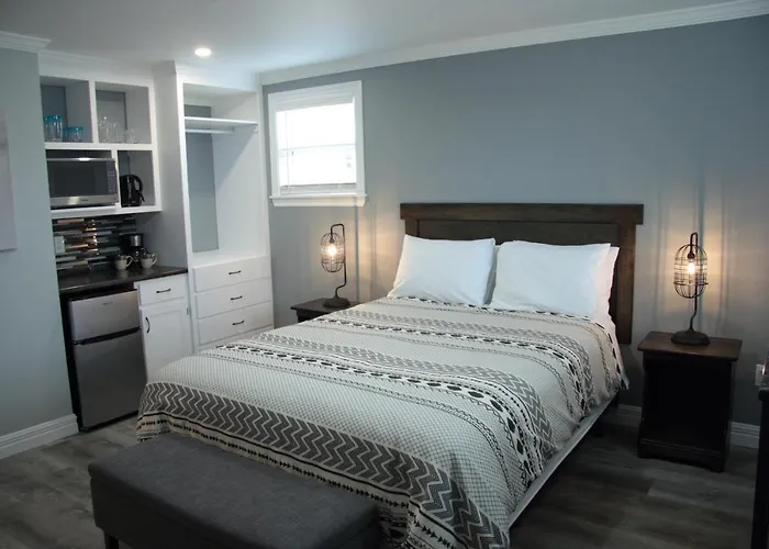 Carleton Inn & Cottages